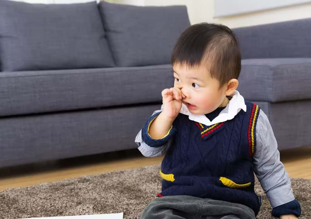 Les enfants, qui n’ont pas encore appris les normes sociales, réalisent rapidement que la compatibilité entre un doigt et une narine est plutôt bonne. © leungchopan, Shutterstock