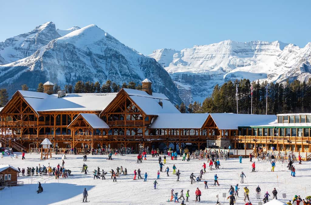 Les stations de ski offrent de nombreuses offres de jobs d'hiver, que ce soit dans la restauration, l'animation ou l'hôtellerie. © jozefk, Adobe Stock