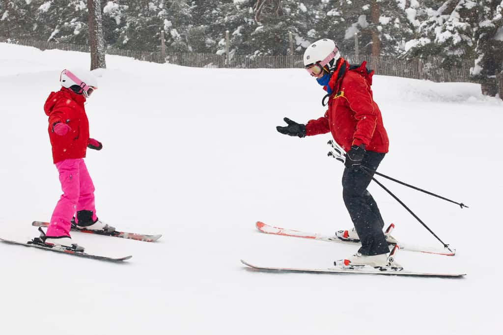 Les stations de ski offrent de nombreux jobs d'hiver, que ce soit dans l'hôtellerie, l'animation, la restauration ou encore sur les pistes. © h368k742, Adobe Stock.