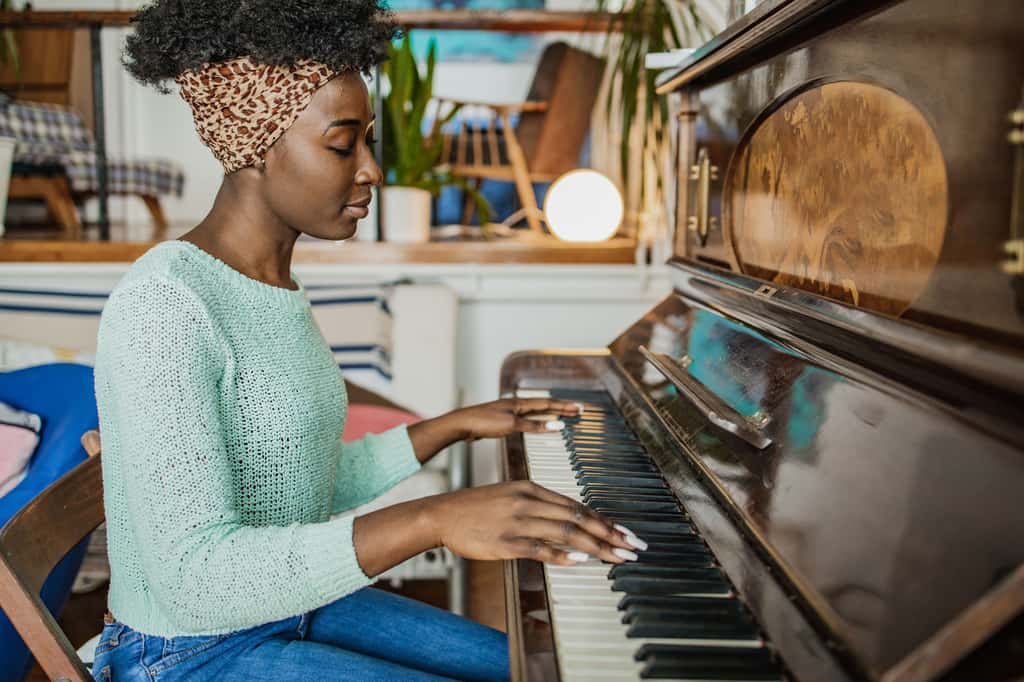 Jouer d'un instrument de musique, en particulier du piano, permettrait d'améliorer la mémoire et la capacité à résoudre des tâches complexes. © blackCAT, Getty Images