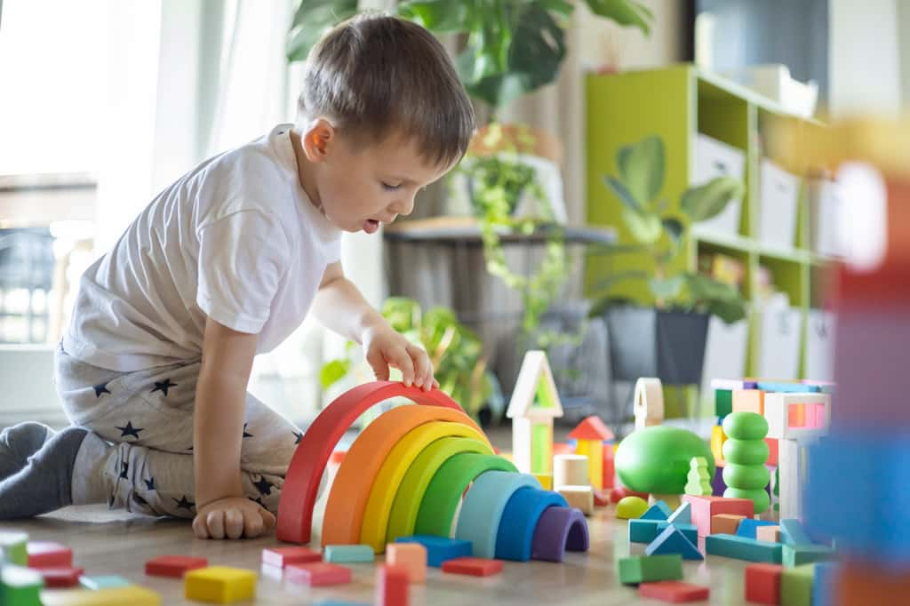 Les jouets en bois, une idée cadeau indémodable qui traverse les générations. © kostikovanata, Adobe Stock