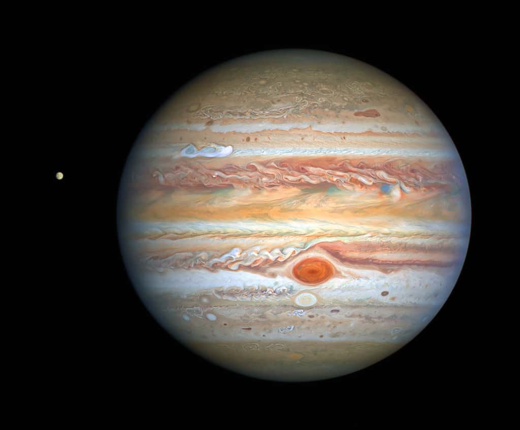 Cette dernière image de Jupiter, prise par le télescope spatial Hubble le 25 août 2020, a été capturée alors que la planète se trouvait à 653 millions de kilomètres de la Terre. La vue nette de Hubble donne aux chercheurs un rapport météo mis à jour sur l'atmosphère turbulente de la planète. Elle montre une nouvelle tempête remarquable et un cousin de la Grande tache rouge qui change de couleur – encore une fois. La nouvelle image présente également la lune glacée Europa de Jupiter. © Nasa, ESA, A. Simon (<em>Goddard Space Flight Center</em>), et M. H. Wong (université de Californie, Berkeley) et l'équipe Opal
