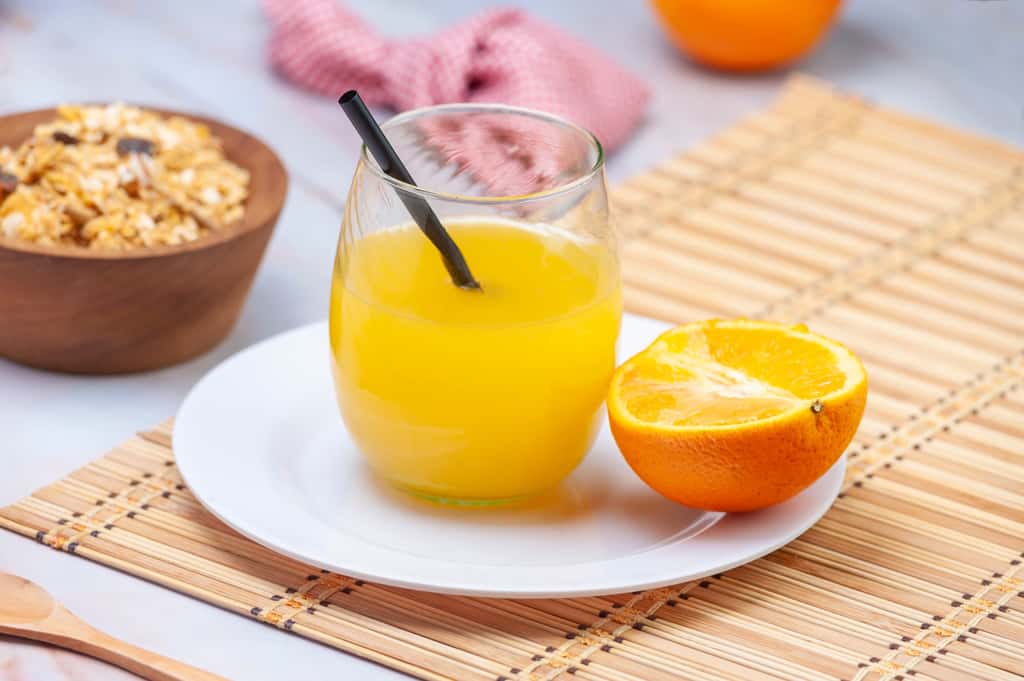 Le verre de jus d'orange au petit-déjeuner est-il vraiment une bonne idée ? © Alejandro Piorun, Adobe Stock