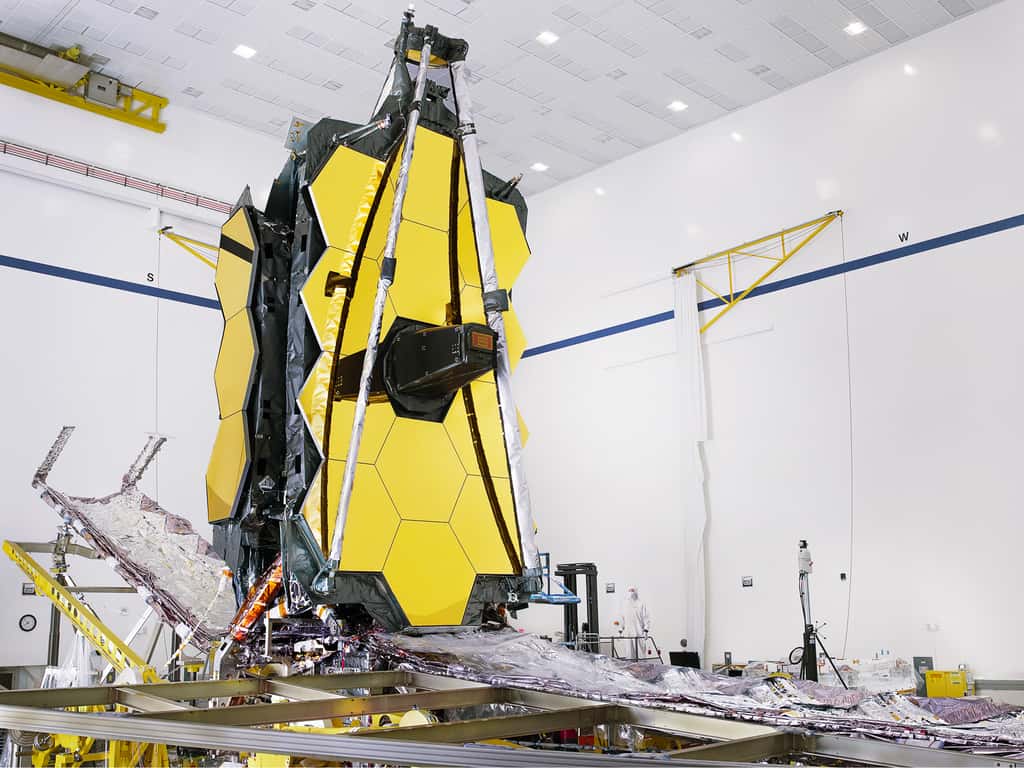 Le miroir du télescope spatial James Webb est ici vu entièrement assemblé pour la première fois. L'instrument, qui sera lancé par une Ariane 5 au printemps 2021, se trouve dans la salle blanche de Northrop Grumman, qui le construit avec la Nasa. © Nasa, Chris Gunn
