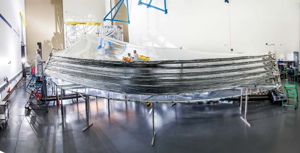 Déploiement complet du bouclier thermique du James Web. Les deux techniciens au centre de la structure permettent de se rendre compte de la taille immense de ce bouclier thermique (22 x 10 m). © Northrop Grumman, Alex Evers