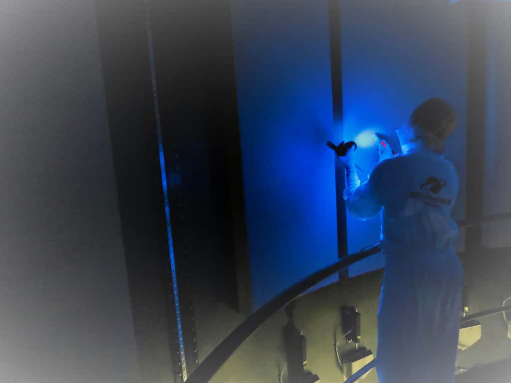 Inspection de la coiffe du lanceur Ariane 5 à la lumière bleue pour s'assurer de sa propreté. © Olivier Schmeitzky, ESA-Cnes-Arinaespace 