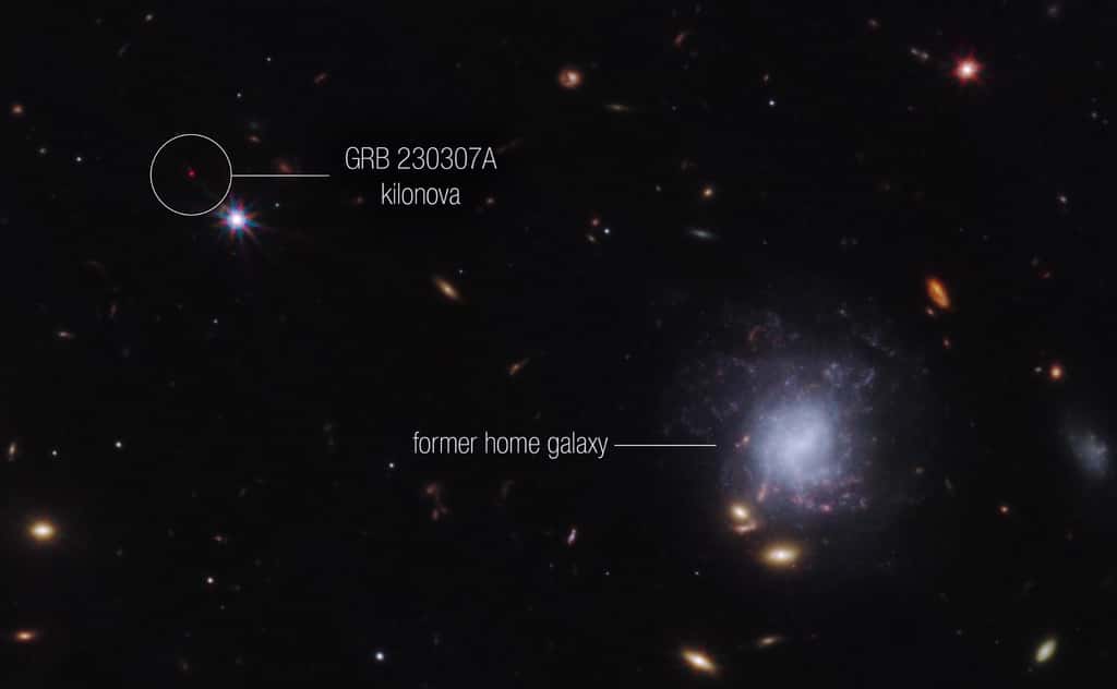 Cette image de l'instrument NIRCam (<em>Near-Infrared Camera</em>) de Webb met en évidence la kilonova de GRB 230307A et son ancienne galaxie d'origine parmi leur environnement local d'autres galaxies et étoiles de premier plan. Les étoiles à neutrons ont été expulsées de leur galaxie d'origine et ont parcouru une distance d'environ 120 000 années-lumière. © Nasa, ESA, CSA, STScI, Andrew Levan (IMAPP, Warw)