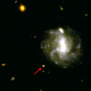 Dans cette série animée d’images capturées par le télescope spatial Hubble de la Nasa, une kilonova (flèche rouge) récemment confirmée - une explosion cosmique qui crée d’énormes quantités d’or et de platine - s'estompe rapidement, à mesure que la réverbération de l’explosion s’efface sur une période de 10 jours. La kilonova a été à l'origine identifiée comme un sursaut standard de rayons gamma, mais une équipe d'astronomes dirigée par l'UMD a récemment revisité les données et découvert des preuves d'une kilonova. © Nasa, Esa/E. Troja