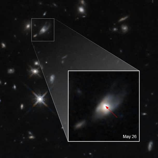 Cette image prise par Hubble montre la lueur d'une kilonova causée par la fusion de deux étoiles à neutrons. La kilonova apparaît comme un point lumineux (indiqué par la flèche) en haut à gauche de la galaxie hôte à 5,4 milliards d'années-lumière de la Voie lactée. L'explosion était aussi détectable dans le domaine des rayons gamma sous la forme d'un sursaut gamma court, GRB 200522A. © Nasa, ESA, W. Fong (<em>Northwestern University</em>), and T. Laskar (<em>University of Bath,</em> UK)  