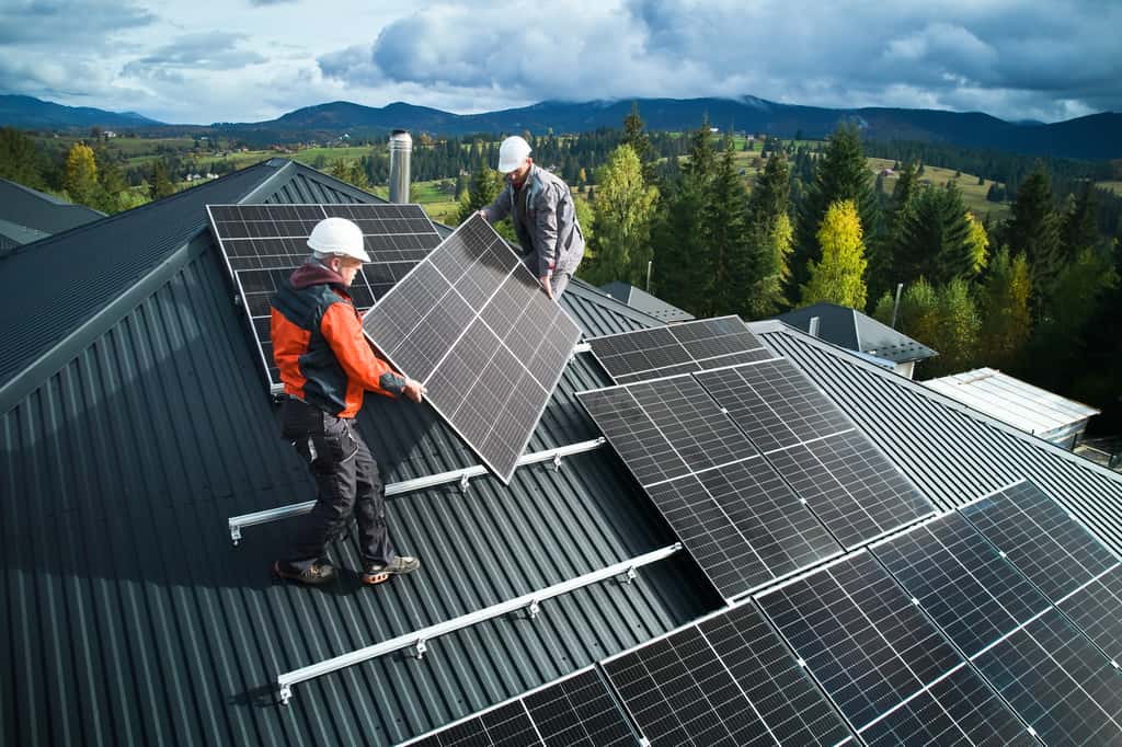 Un kit solaire en autoconsommation correspond à un ensemble de matériel permettant la mise en place d'une installation solaire photovoltaïque adaptée à vos besoins.  © anatoliy_gleb, Adobe Stock