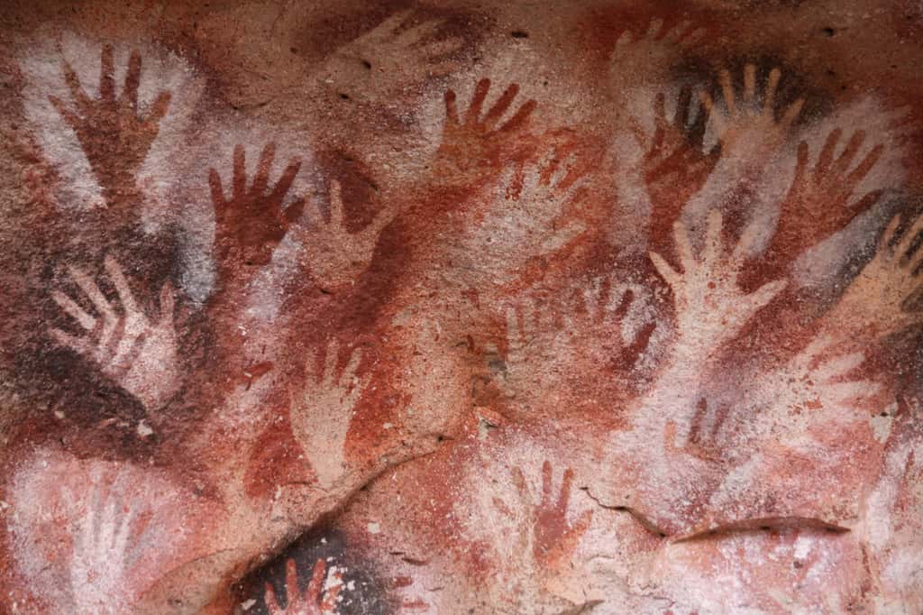 Ce sont ces nombreuses mains peintes sur les parois de la roche qui ont donné le nom au site la <em>Cueva de las Manos</em>. Situés dans un environnement exceptionnel, la grotte et les abris sous roche ont été classés au Patrimoine mondial de l’Unesco. © Lisa Weichel, Flickr