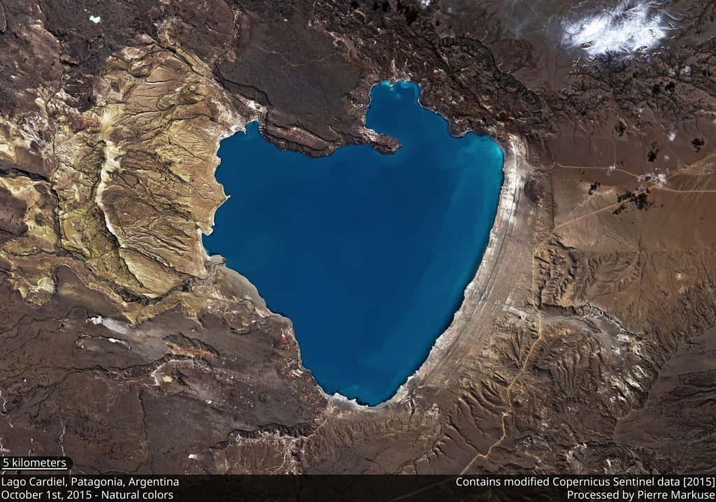 Un cœur bleu, pour changer ! Le lac Cardiel en Patagonie argentine en vraies couleurs, vu par le satellite Sentinel 2 © <em>Contains</em> m<em>odified Copernicus Sentinel data</em> (2018), <em>processed by </em>Pierre Markuse, CC By 2.0