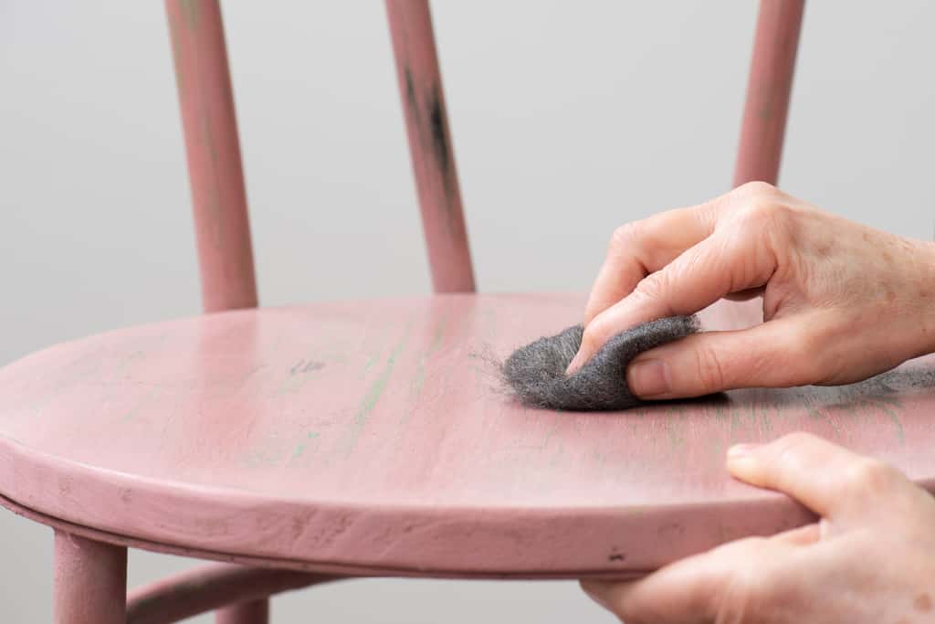 Les utilisations de la paille de fer ou de la laine d'acier sont multiples comme décaper une surface en bois. © Manueltrinidad, Adobe Stock