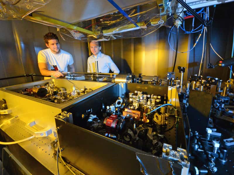 Les scientifiques ont créé un nouveau système de laser qui émet 100 millions de pulsations de lumière infrarouge par seconde. © Thorsten Naeser