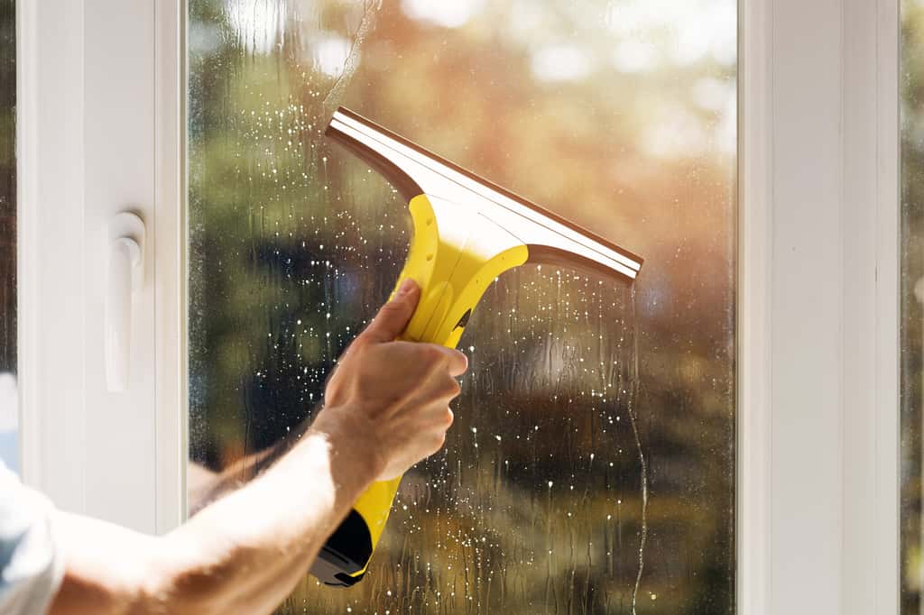 Laver les vitres : un très bon exercice pour se muscler les bras. © ronstik, fotolia