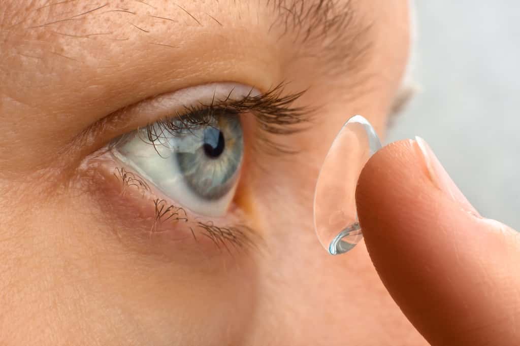 Le simple port d'une lentille de contact pourrait soigner le glaucome. © rodimovpavel, Fotolia