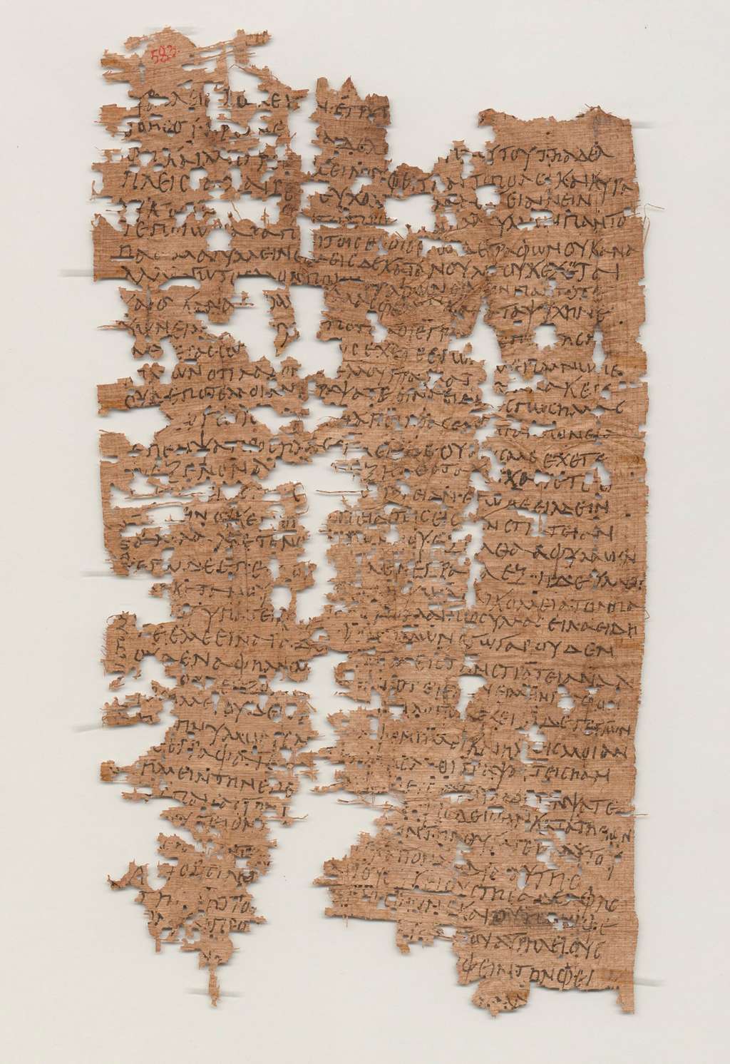  Le papyrus est bien abîmé, mais une grande partie a pu être déchiffrée. On connaît donc les tourments qui frappaient Aurelius Polion à l’époque, s’inquiétant et s’énervant de ne pas avoir de nouvelles de ses proches. Oubli de leur part ? Censure ? On ignore les raisons de ce silence. © Université de Californie, <em>Berkley's Bancroft Library</em>