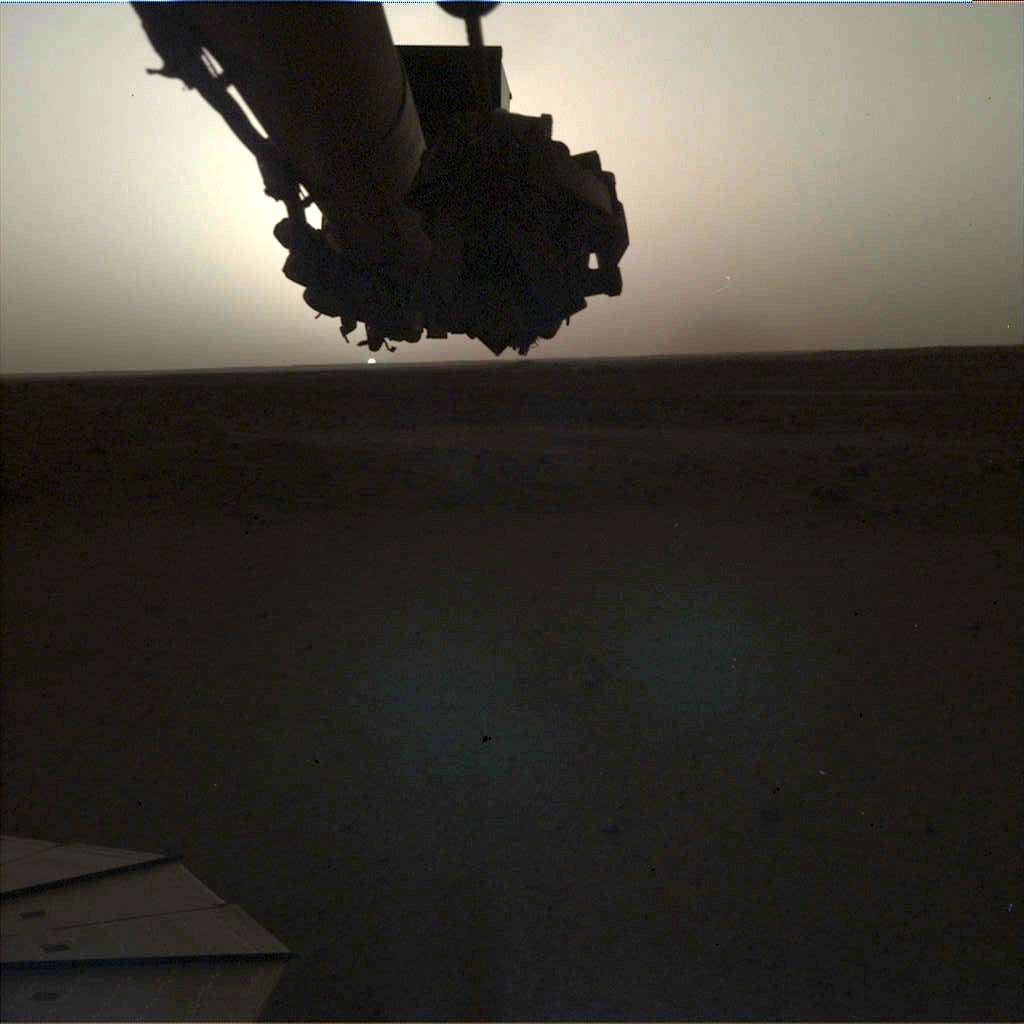 Un lever de Soleil vu depuis <em>Elysium Planitia</em> par InSight le 24 avril (Sol 145) à 5 h 30, heure de Mars (image brute). © Nasa, JPL-Caltech