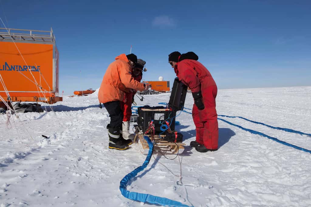Préparation pour les relevés radar afin de cartographier le socle rocheux et les couches de glace sous la neige en Antarctique. L’appareil est tiré par une dameuse. © Luca Vittuari, PNRA