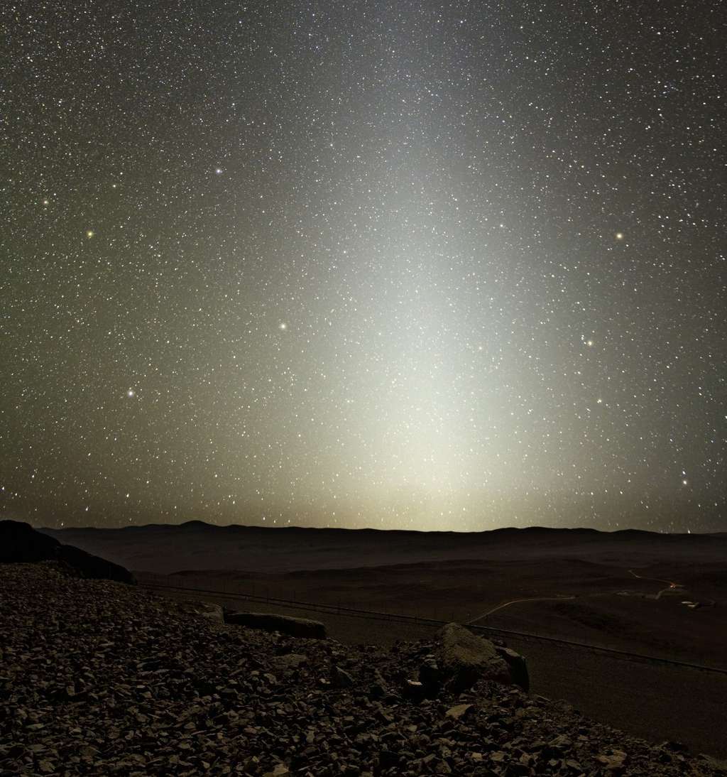  La lumière zodiacale est le reflet des rayons du Soleil sur les particules microscopiques de poussière zodiacale errant entre les planètes du Système solaire dans le vestige de son disque protoplanétaire. Elle se présente comme une pâle lueur en forme d'arche comme ici observée dans le désert de l'Atacama. © ESO, Y. Beletsky