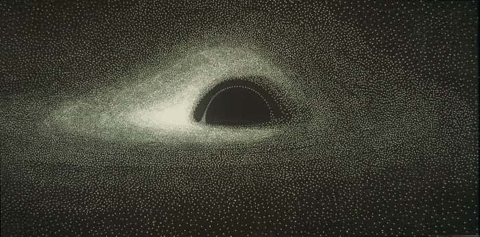 Une illustration réalisée par Jean-Pierre Luminet à partir des résultats d'une simulation sur ordinateur montrant l'aspect d'un trou noir entouré d'un disque d'accrétion. L'effet Doppler produit par la matière chaude en rotation la rend plus lumineuse lorsqu'elle s'approche de nous à une fraction notable de la vitesse de la lumière et, au contraire, la rend presque sombre lorsqu'elle s'éloigne (à droite). Le champ de gravitation du trou noir est si fort que les rayons lumineux issus du disque derrière le trou noir sont courbés en direction de l'observateur et que l'on peut donc voir ce disque au-dessus du trou noir. © Jean-Pierre Luminet, CNRS Photothèque