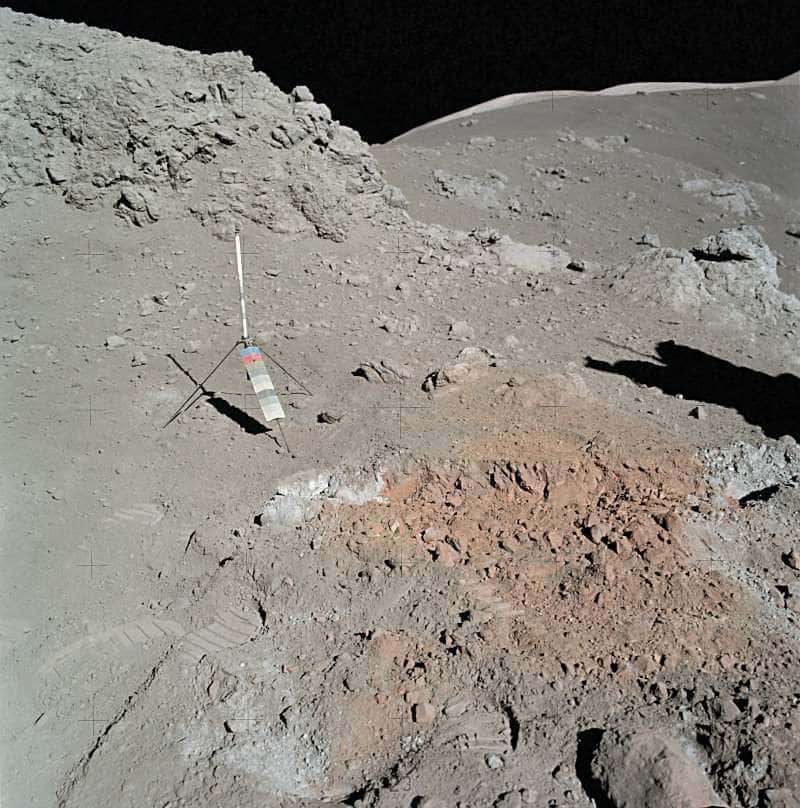 Le « sol orange » découvert par Jack Schmitt au bord du cratère Shorty. En fait, un sol coloré par de minuscules billes de verre, résidu d'une ancienne activité volcanique exhumée lors de l'impact créant le cratère (Apollo 17-EVA2-Station 4). © Images Nasa/JSC, Retraitements O. de Goursac, « LUNE », Tallandier, 2008