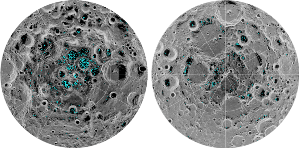 L'image montre la répartition de la glace de surface au pôle Sud de la Lune (à gauche) et au pôle Nord (à droite), détectée par l'instrument <em>Moon Mineralogy Mapper</em> de la Nasa. Le bleu représente les localisations de cette glace, tracées sur une image de la surface lunaire, où l'échelle de gris correspond à la température de surface (les zones les plus sombres représentent des zones plus froides et des tons plus clairs indiquent des zones plus chaudes). La glace est concentrée dans les endroits les plus sombres et les plus froids, dans l'ombre des cratères. C'est la première fois que des scientifiques observent directement la présence de glace d'eau à la surface de la Lune. © Shuai Li