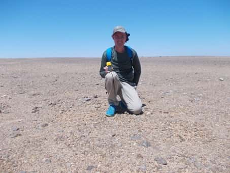 « <em>Accompagné de mes amis marocains, j’ai eu la chance de pouvoir aller sur le terrain et d’enregistrer le point GPS qui a servi pour la classification de cette météorite</em> ». © Jean Redelsperger