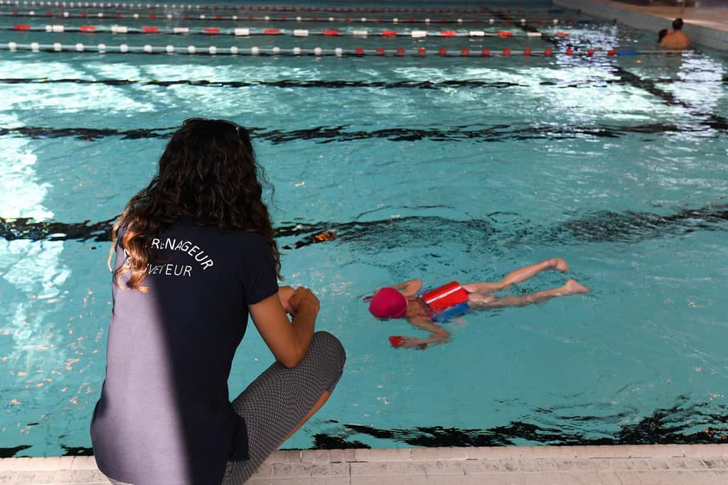 En plus de sa mission de surveillance, le maître-nageur sauveteur dispense également des cours de natation aux enfants et aux adultes. © toutouchien02440, Adobe Stock.