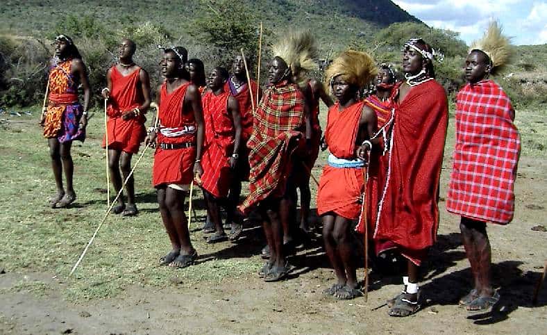 Les Maasaï (à l’image) constituent un peuple semi-nomade et guerrier, doté d’une langue d’origine nilotique. Ils sont très différents des Kamba, agriculteurs parlant une langue bantoue. © Nezumi, Wikipédia, cc by sa 3.0