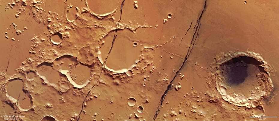 Certaines des failles volcaniques de <em>Cerberus Fossae</em> sont bien visibles sur cette image reconstituée à partir des observations de la sonde Mars Express de l'ESA. © ESA/DLR/FU Berlin, CC BY-SA 3.0 IGO