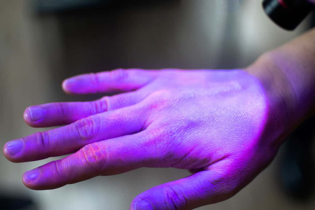 L’OMS déconseille de désinfecter ses mains aux UV. © Khunatorn, Adobe Stock