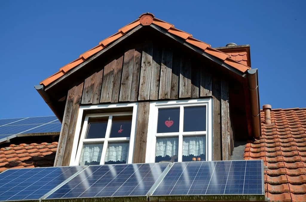 Les panneaux solaires captent la chaleur du Soleil qui sera transformée en électricité. © Pixabay