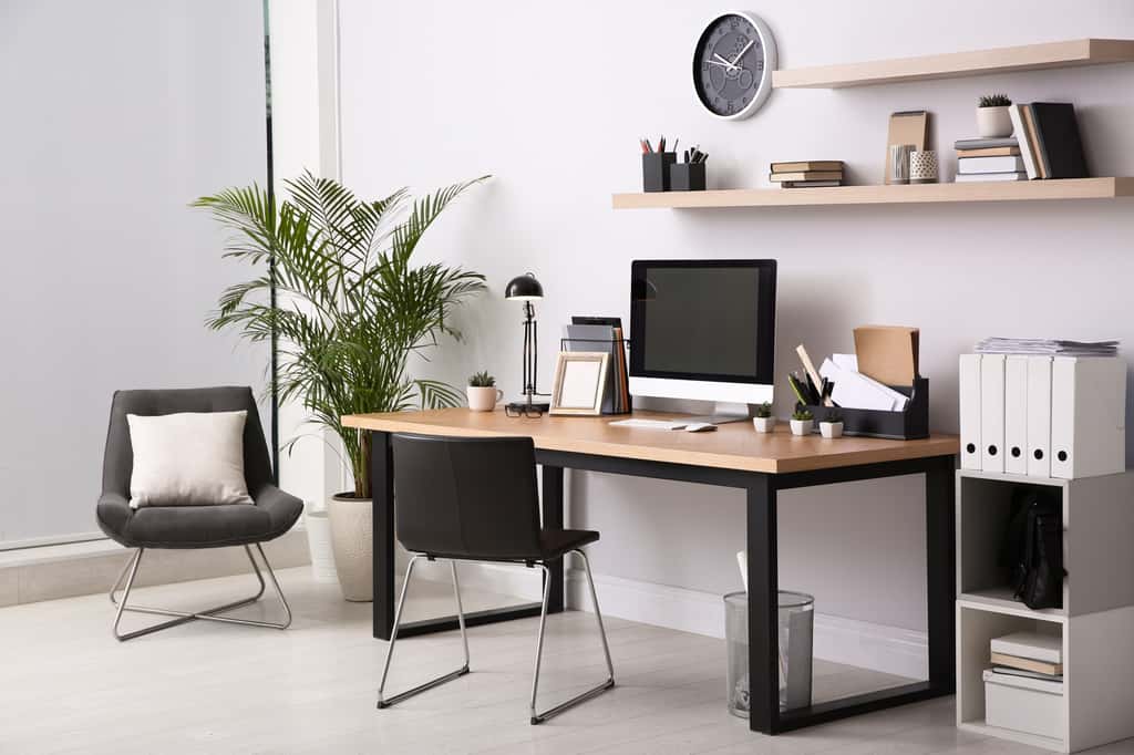 Des meubles fonctionnels et confortables sont de véritables atouts pour assurer une meilleure productivité.  © New Africa, Adobe Stock