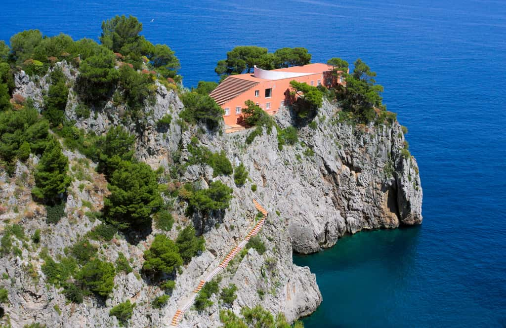 La maison rouge de Capri accrochée à la falaise. © dynamixx, Adobe Stock