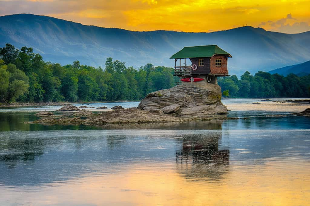 Incroyable maisonnette au beau milieu de la Dina, construite et inlassablement reconstruite. © nedomacki, Adobe Stock