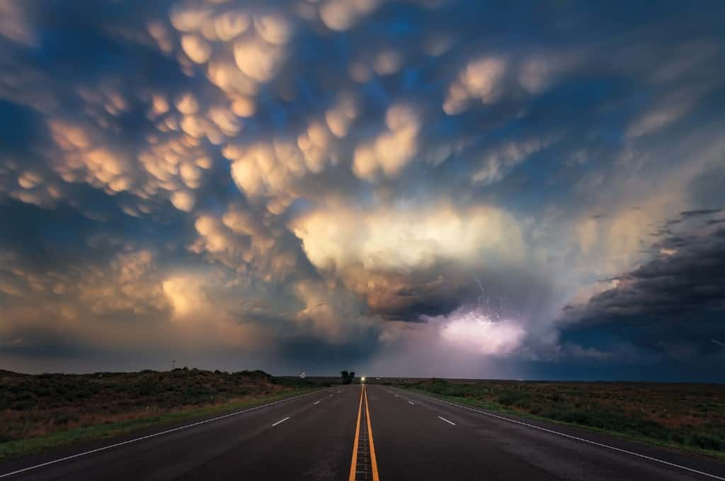 « <em>Autoroute de <a title="Phénomène météo extraordinaire : les mammatus" href="//www.futura-sciences.com/planete/actualites/nuage-phenomene-meteo-extraordinaire-mammatus-97684/">mammatus</a></em> ». © Dennis Oswald 