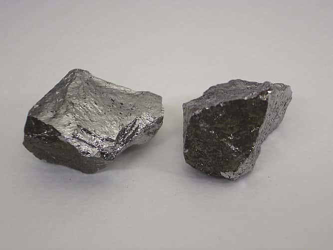 L'apparence du manganèse est proche de celle du fer. © W. Oelen, Wikimedia Commons, CC by-sa 3.0