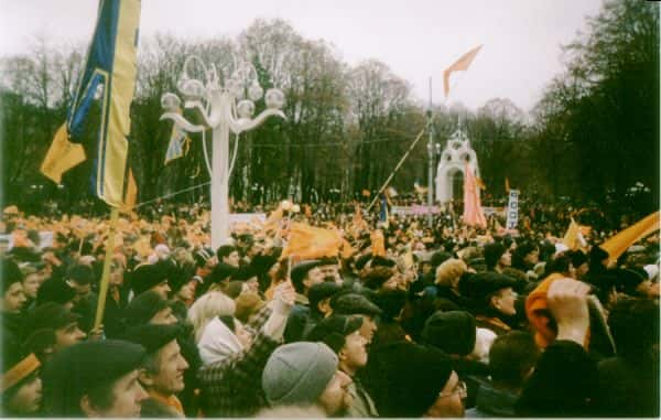 Révolution Orange à Kharkiv en 2004 © Wikimédia Commons, domaine public