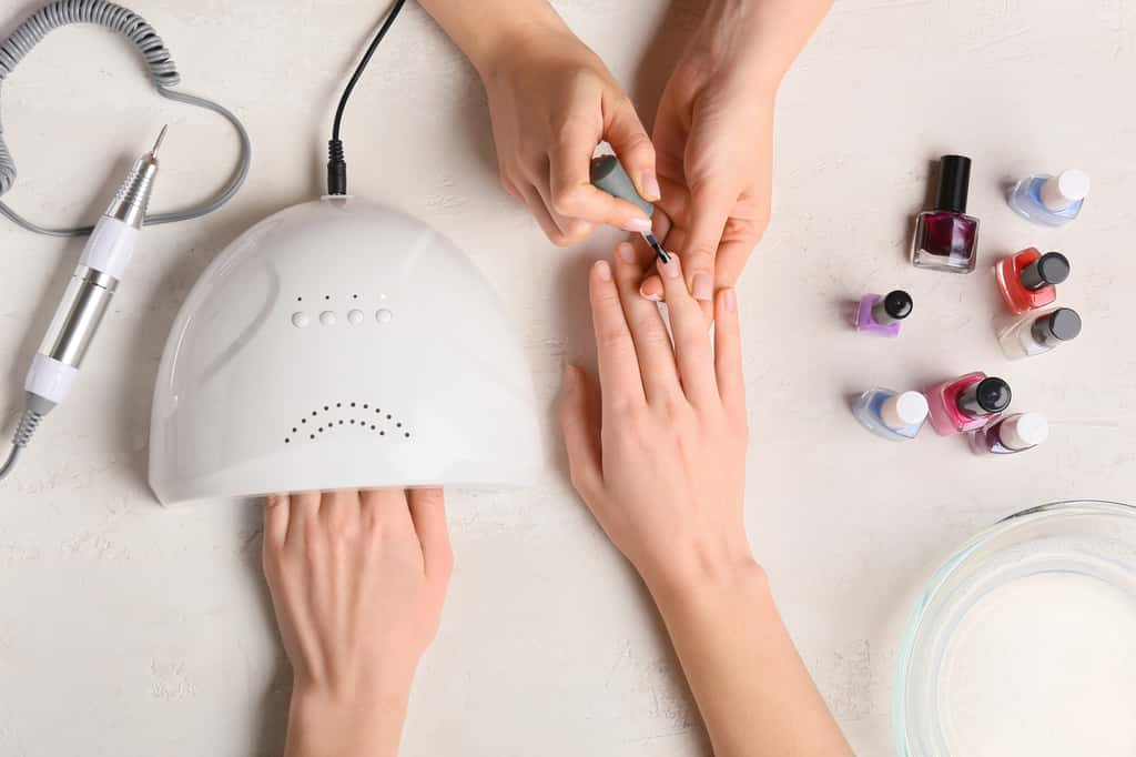 Les techniques de manucure fragilisent l’ongle, en plus masquer ce qu’il dit de notre santé ! © Pixel-Shot, Adobe Stock 