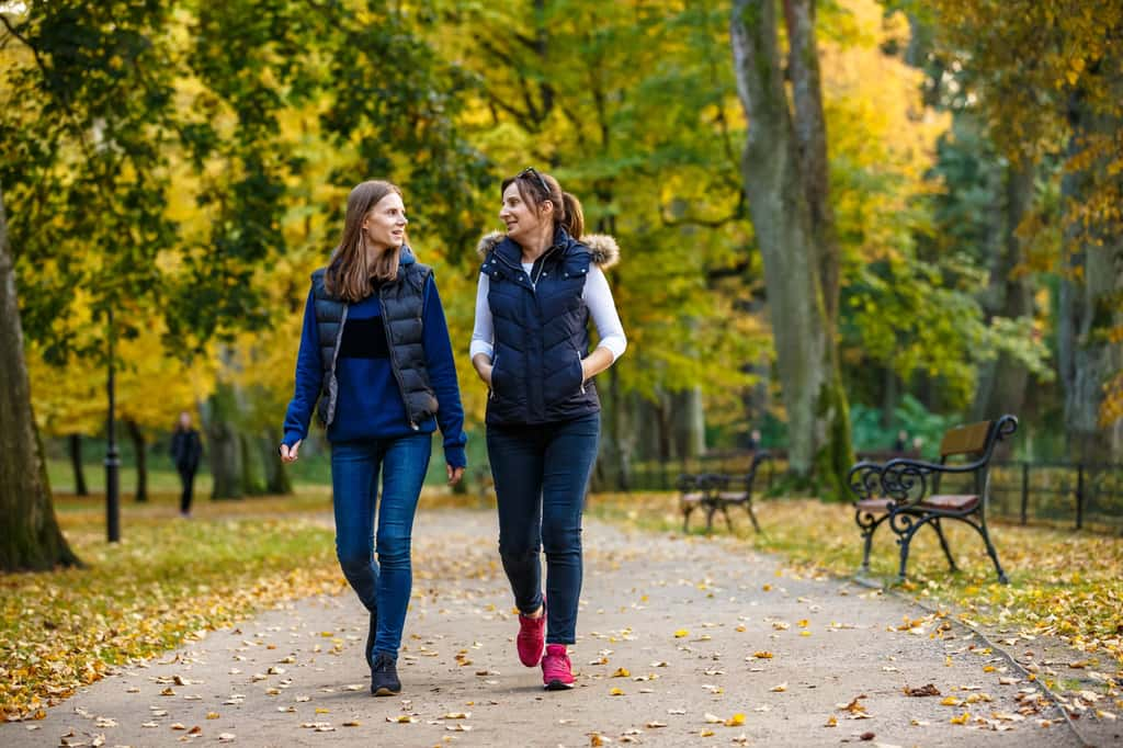 Une simple heure de marche quotidienne allonge considérablement l’espérance de vie. © Jacek Chabraszewski, Adobe Stock