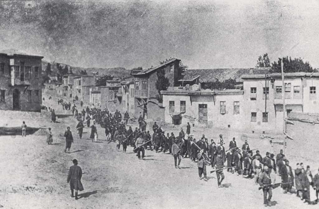 Selon l'USHMM, «<em> les forces militaires ottomanes conduisent des hommes arméniens de Kharput vers un site d'exécution à l'extérieur de la ville ».</em> Kharput, Empire ottoman, mars 1915-juin 1915. © Wikimédia Commons, domaine public 
