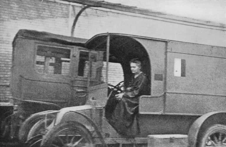 Marie Curie à bord d'une Petite Curie lors de la première guerre mondiale en 1915. © Domaine public