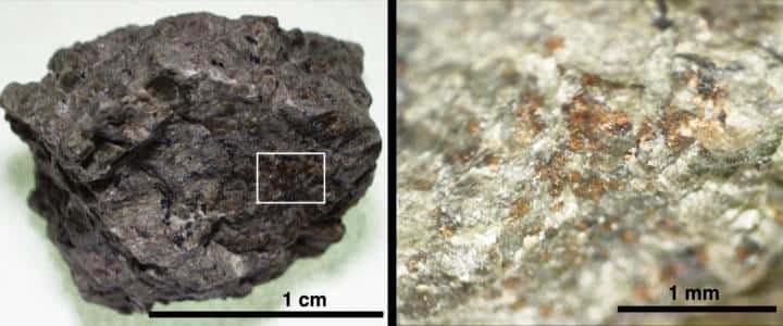 Un fragment de roche de la météorite martienne ALH84001 (à gauche). Une zone agrandie (à droite) montre des grains de carbonate de couleur orange. © Koike et al. (2020) <em>Nature Communications</em>