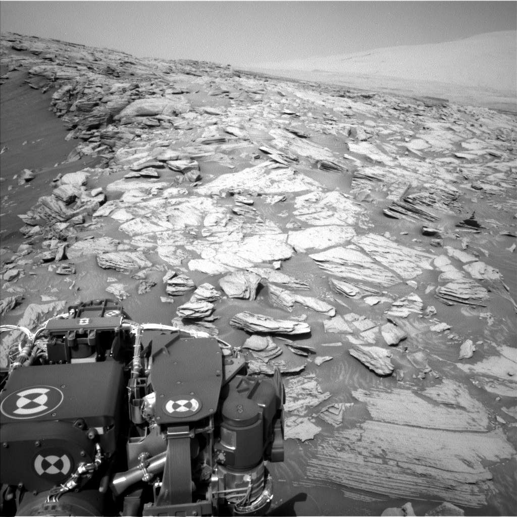 Une photo prise par Curiosity au somment du glacis de Greenheugh. La photo a été prise par la Left Navigation Camera au Sol 2695. © Nasa, JPL-Caltech