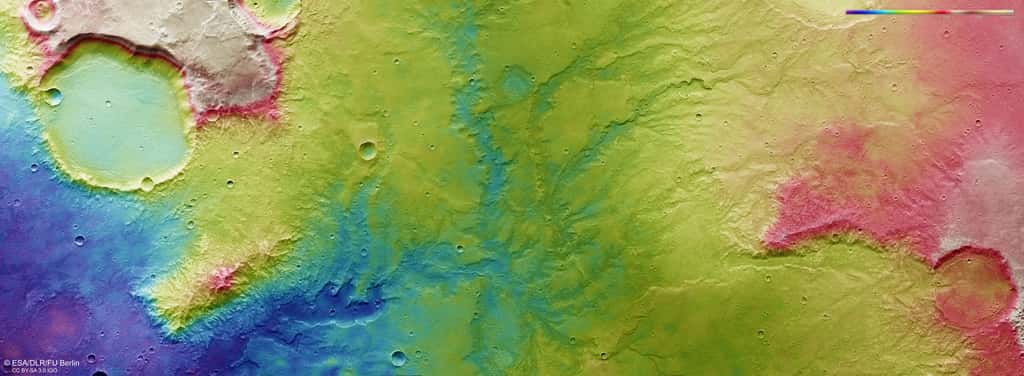 Image topographique du réseau de vallées observé par Mars Express le 19 novembre 2018. Le dégradé de couleurs indique l'altitude, avec en bleu les reliefs les plus profonds et en rouge les plus élevés. D'après la topographie, l'eau s'écoulait du nord vers le sud (le nord sur cette image étant à droite au lieu d'en haut). © ESA, DLR, FU Berlin, CC By-sa 3.0 IGO