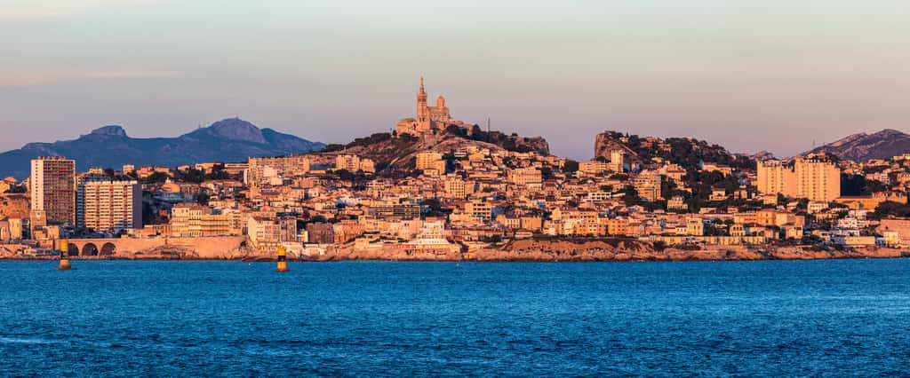 Le port de Marseille Fos accueille désormais 5 data centers qui soulèvent de nombreux questionnements quant à leur impact écologique, et alors que l'installation d'une douzaine d'autres est en projet à moyen terme. © Henryk Sadura, Adobe Stock