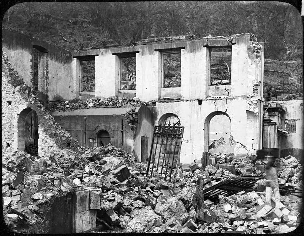 Bâtiment dévasté après l'éruption de la Montagne Pelée. Saint-Pierre de la Martinique. © Musée du Yorkshire. Domaine public, <em>Wikimedia Commons</em>