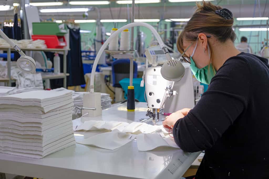 Verrait-on la revanche des industries textiles françaises ? Fin mai, le pays produira 20 millions de masques chirurgicaux et FFP2 et 50 millions en octobre. © Dominique Vernier, Adobe stock
