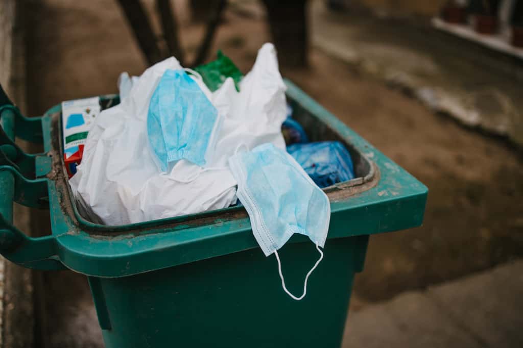 Une nuisance et des incivilités de plus pour l'environnement et la nature. Recyclage et décontamination sont à l'étude pour gérer les montagnes de masques que la pandémie du Covid-19 génère. © Vuk Saric, Adobe Stock